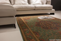 Luksusowy dywan jedwabny Ghom w nowoczesnym wnętrzu.